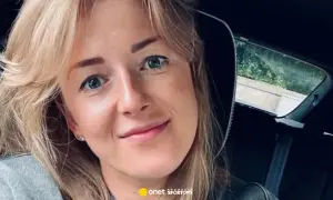 Joanna Wołosz, uśmiechnięta blondynka w samochodzie, być może po spotkaniu z mężem.