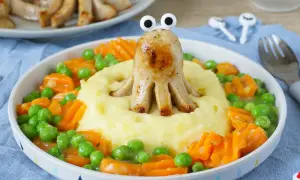 Ein lustiger Würstchen-Oktopus mit Kartoffelbrei, Erbsen und Karotten. So macht das Essen Spaß für Kinder!