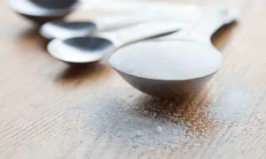 Cuillère à soupe de sucre : maîtrisez le poids pour des desserts parfaits