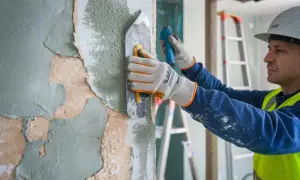 Czym pomalować tynk żywiczny, aby uniknąć problemów z trwałością?