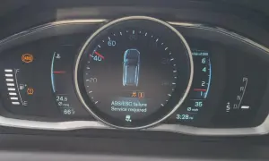 ABS/ESC-fel indikerar att esc service erfordras volvo. Varningstriangel och ABS-lampa lyser.