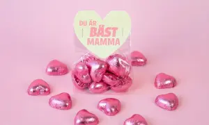 Rosa hjärtformade chokladpraliner i en påse med texten "Du är bäst mamma". En perfekt present till en älskad mamma.