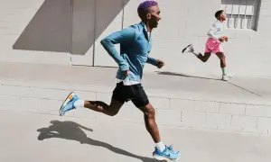 Due corridori si allenano per la maratona. Uno con capelli viola, l'altro con pantaloncini rosa. La loro velocità media maratona 42 km è impressionante.