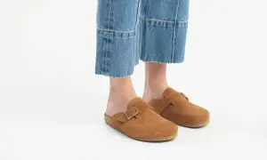Brązowe, zamszowe klapki z klamrą idealnie pasują do spodni mom jeans, tworząc stylowy, casualowy look.