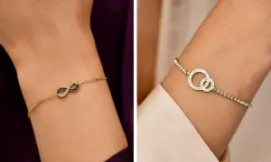 Złota bransoletka z nieskończonością i bransoletka z połączonymi kółkami – piękne symbole przyjaźni.