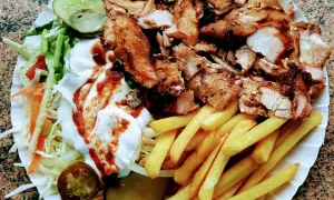 Ile kalorii ma kebab z frytkami? Zaskakujące wartości, które musisz znać