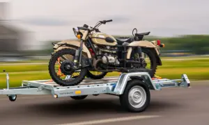 Jak przewieźć motocykl? Poradnik: metody, koszty, przepisy i mocowanie
