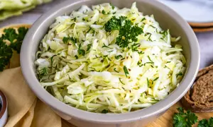 Frischer spitzkohl salat mit Kümmel und Petersilie, garniert mit einem Petersilienzweig.