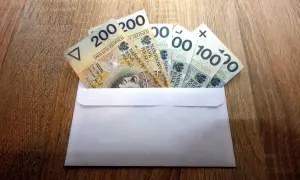 Koperta z banknotami 200 i 100 zł. Ile dać na 40 urodziny w lokalu?