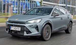 Szary Cupra Formentor w ruchu miejskim. Sprawdź aktualną cupra formentor cena i możliwości tego SUV-a.