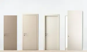 Quattro tipi di porte moderne, con maniglie in metallo e finiture diverse, su un pavimento in legno chiaro.