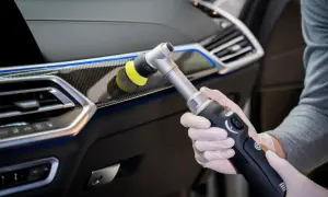 Rękawiczki i polerka do plastiku w samochodzie. Detailing wnętrza auta.