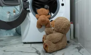 Pranie pluszaków: Jak odświeżyć misia bez ryzyka zniszczenia?