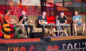 Pięciu mężczyzn siedzi na scenie podczas panelu dyskusyjnego "Akademia Chłopskiego Rozumu".
