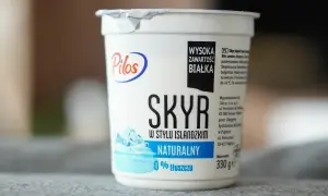 Pilos Skyr Naturalny, 0% tłuszczu. Czy skyr jest lekkostrawny? Tak, ten islandzki jogurt jest bogaty w białko i łatwo przyswajalny.