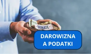 Dłonie trzymają miseczkę z pieniędzmi i napisem "DONATE". Pod spodem niebieski prostokąt z tekstem "DAROWIZNA A PODATKI", sugerujący kwestie grup podatkowych darowizna.