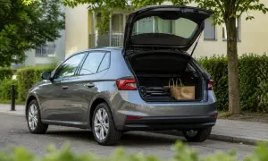 Grå Skoda Fabia med öppen baklucka, packad med barnvagn och matkassar. Ett litet problem kan vara att få plats med allt.