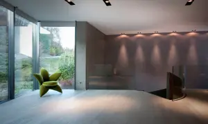 Pavimenti in legno chiaro, ideali come materiali per pavimenti in un ambiente moderno con poltrona verde a forma di fiore.