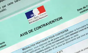 Un avis de contravention français, avec le logo de la République. Il détaille les modalités pour contester une amende.