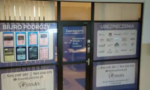 Witryna biura podróży i ubezpieczeń z ofertami i logotypami firm.