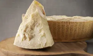 Parmezan czy grana padano - co wybrać i jak je odróżnić?