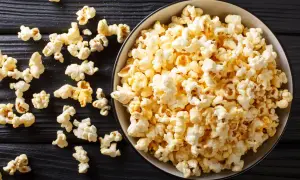Pyszny popcorn w misce, idealny do filmu. Dowiedz się, jak zrobić popcorn w garnku, by cieszyć się domową przekąską.