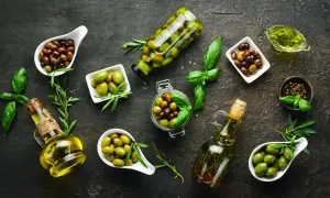 Diverse olive, in ciotole e bottiglie, con olio e basilico. Chissà quanto pesa un oliva, ma sono perfette per un antipasto.