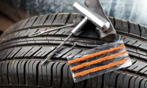 Kit de réparation de pneu avec mèches et outil. Une solution économique pour le prix réparation pneu.