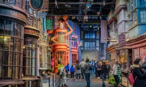 Magiska Diagongränden i England, en plats för alla Harry Potter-fans. Här finns butiker som Ollivanders och Flourish & Blotts.