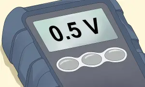 Multimètre affichant 0.5V, utile pour tester le solénoïde démarreur.