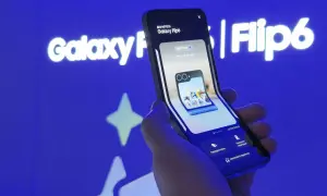 Składany iPhone, a właściwie Galaxy Flip6, prezentuje swoje możliwości. W tle logo Galaxy Flip6.