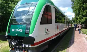 Nowy szynobus Białystok Suwałki czeka na pasażerów. Zielono-biały pojazd z logo Podlasia gotowy do podróży.