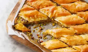 Delizioso baklava ricetta con strati croccanti di pasta fillo, ripieno di pistacchi e sciroppo dorato.