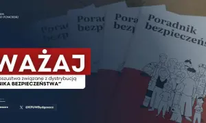 Uważaj na oszustwa związane z dystrybucją "Poradnika Bezpieczeństwa". Na zdjęciu widać stos materiałów informacyjnych.