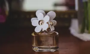 Flakonik perfum Daisy Marc Jacobs z białymi kwiatkami. Czy perfumy mają datę ważności? Ten zapach wciąż zachwyca.