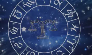 Zodiakalny krąg z symbolem Wagi w centrum. Wokół widoczne inne znaki powietrzne i gwiezdne tło.