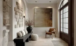 Come valorizzare una parete vuota con un'installazione di mattoni a vista, un quadro astratto e una scultura moderna.