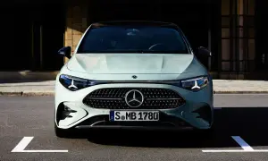 Przód eleganckiego, jasnoszarego Mercedesa CLA 2025 z charakterystycznym grillem i światłami LED.