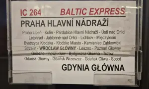 Pociąg IC 264 "Baltic Express" z Gdańska do Pragi, z licznymi przystankami po drodze.