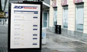 Na ekranie przystanku widnieje rozkład jazdy PKS Kamienna Góra - Wrocław. Można sprawdzić dostępne połączenia i ceny biletów.