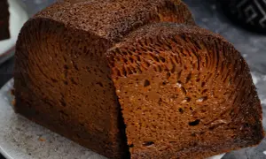 Ciemnobrązowy, porowaty bochenek przypominający rybę babkę czarną, z widocznymi komórkami w przekroju.