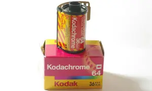 Rullo di pellicola Kodachrome 64, la prima pellicola a colori, su una scatola Kodak.