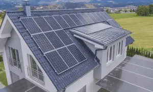 Casa moderna con tejados solares que capturan la energía del sol.