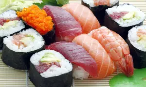En härlig sushi-tallrik med lax, tonfisk och räkor. Perfekt för en gravid som längtar efter god mat.