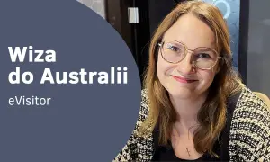 Uśmiechnięta kobieta w okularach. Tekst: "Wiza do Australii", "eVisitor". Dowiedz się, czy do Australii potrzebna jest wiza.