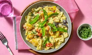 En krämig grekisk pastasallad med farfalle, sockerärtor och soltorkade tomater. Perfekt för en lätt lunch eller middag.