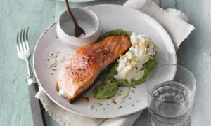Pavé de saumon poêlé, purée de petits pois, fromage frais et amandes effilées. Une recette simple et savoureuse.