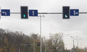 Sygnalizacja świetlna z zieloną strzałką do przodu i w prawo, zieloną strzałką do przodu, czerwoną strzałką w lewo. Znak S3 informuje o dozwolonych kierunkach jazdy.
