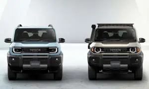 Dwa nowe modele Toyota Land Cruiser, jeden błękitny, drugi złoty, z charakterystycznym grillem i okrągłymi światłami.