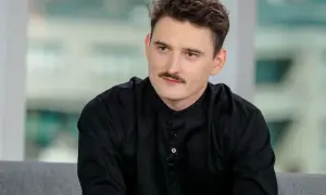 Młody mężczyzna z wąsami w czarnej koszuli. Dowiadujemy się, dlaczego popularny wokalista od lat nie je mięsa i promuje weganizm.